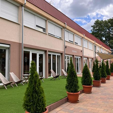 Öreg-tó Hotel és Rendezvénytér Tata Exterior foto