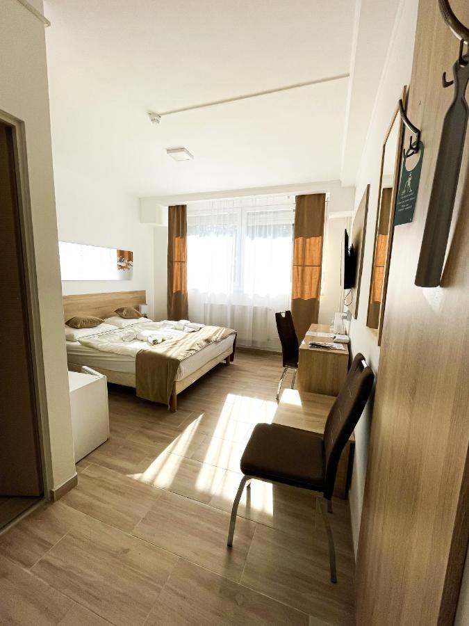 Öreg-tó Hotel és Rendezvénytér Tata Exterior foto