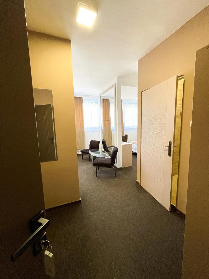 Öreg-tó Hotel és Rendezvénytér Tata Exterior foto