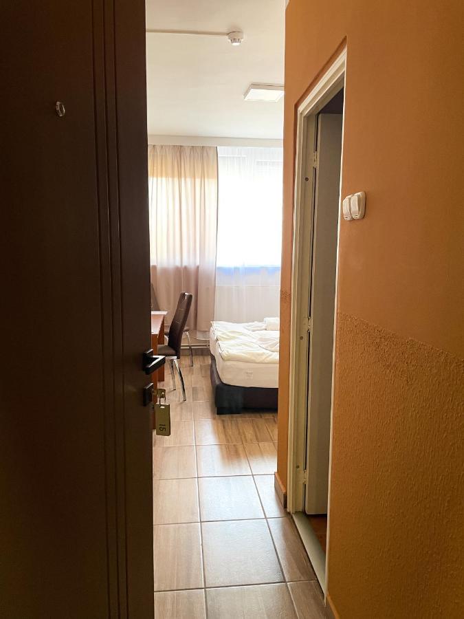 Öreg-tó Hotel és Rendezvénytér Tata Exterior foto